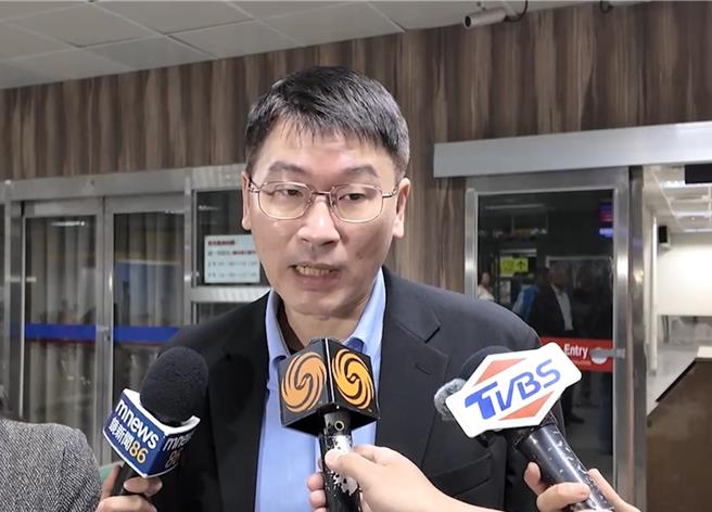 陆委会副主委梁文杰今晚接近20时也飞抵金门，协助检视明天0214协商的各项准备工作进度。(图／民眾提供)