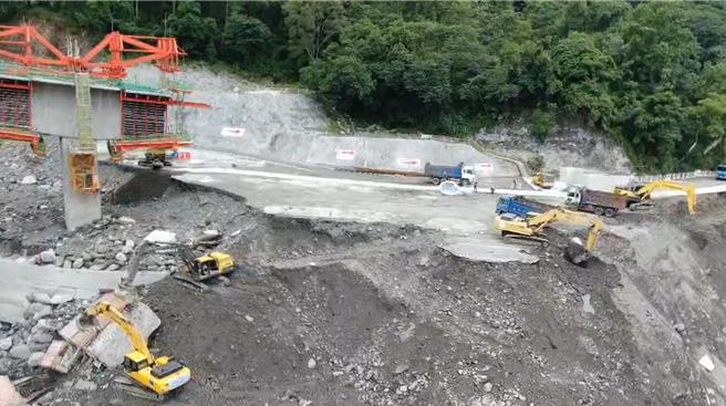 凯米颱风挟带土石流造成南横公路（台20线）严重灾损，令台20线94公里明霸克露桥的路段受损严重，经工程团队由东西两端分头併进抢修。（翻摄照片／林瑞益高雄传真）