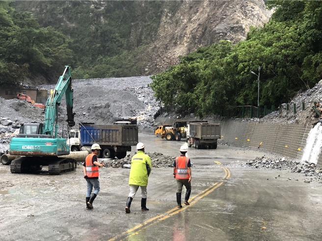 凱米颱風強勁風雨重創台9線蘇花公路崇德至和仁段，經公路局連日搶災，預計明天傍晚5時搶通。（公路局提供／羅亦晽花蓮傳真）
