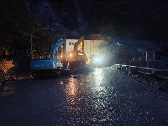 凱米颱風強勁風雨重創台9線蘇花公路崇德至和仁段，經公路局連日搶災，預計明天傍晚5時搶通。（公路局提供／羅亦晽花蓮傳真）