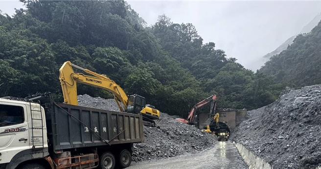 凱米颱風強勁風雨重創台9線蘇花公路崇德至和仁段，經公路局連日搶災，預計明天傍晚5時搶通。（公路局提供／羅亦晽花蓮傳真）