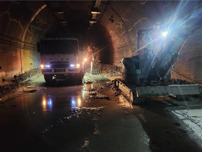 凱米颱風強勁風雨重創台9線蘇花公路崇德至和仁段，經公路局連日搶災，預計明天傍晚5時搶通。（公路局提供／羅亦晽花蓮傳真）