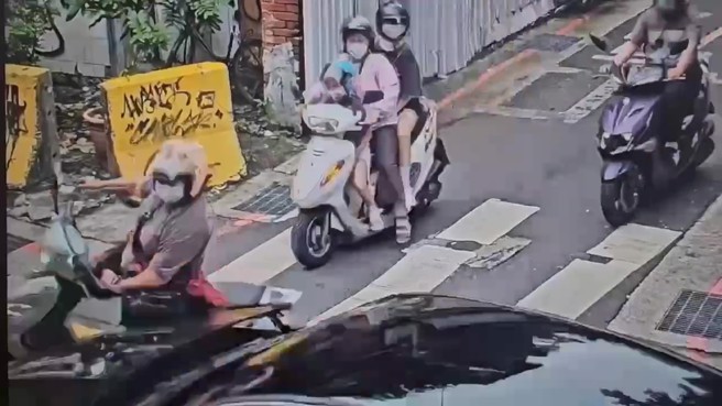 台北市大同区迪化街与民权西路口，27日下午3时53分发生一起车祸！（翻摄画面）