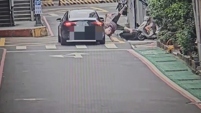 台北市大同区迪化街与民权西路口，27日下午3时53分发生一起车祸！（翻摄画面）