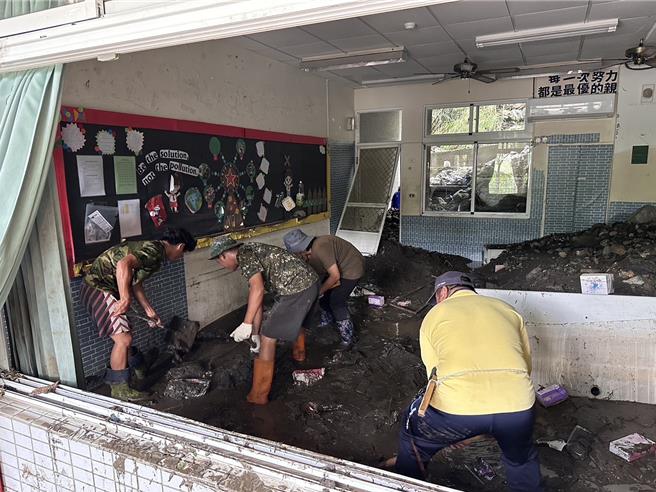 桃源國中受凱米颱風影響慘遭土石覆蓋，土石流甚至衝破教室門窗滿目瘡痍。（高雄市教育局提供／任義宇高雄傳真）