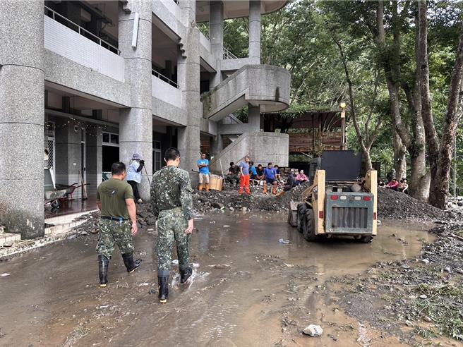 桃源國中受凱米颱風影響慘遭土石覆蓋，土石流甚至衝破教室門窗滿目瘡痍。（高雄市教育局提供／任義宇高雄傳真）