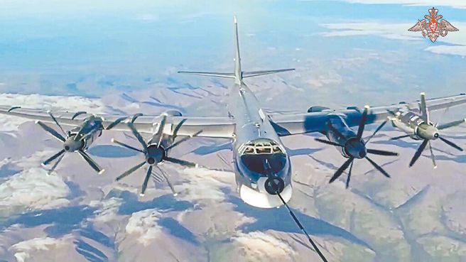 图为俄罗斯空军的TU-95战略轰炸机，在中俄联合空中巡逻中进行空中加油。（示意图／美联社）