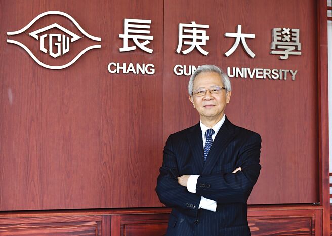 台灣企業布局國際，卻遇上國內外人才同時嚴重不足的困境，長庚大學校長湯明哲在專訪中指出，大學院校應緊跟台商國際化，協助培育國際高階及專業人才。圖／王德為