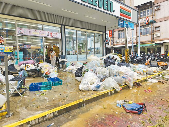 凯米颱风造成高屏地区淹水，疾管署忧心登革热疫情再起。图为高雄市民在颱风过后清理家园。（罗琦文摄）