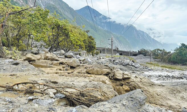 花莲地区雨势不断，27日北迴线和仁－崇德间再度遭到土石流侵袭，因此原本预计29日抢通的东正线，将再延后到8月3日抢通。（台铁提供）
