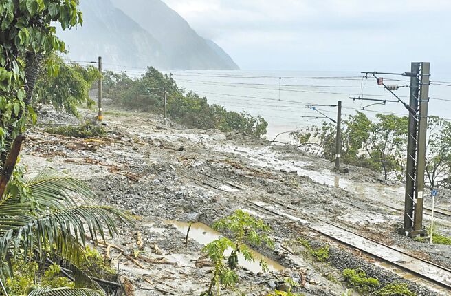 颱风凯米造成花莲铁公路中断，崇德车站北边坍方因26日晚间强降雨再次扩大，台铁原订29日的抢通进度，确定将延后。（民眾提供）