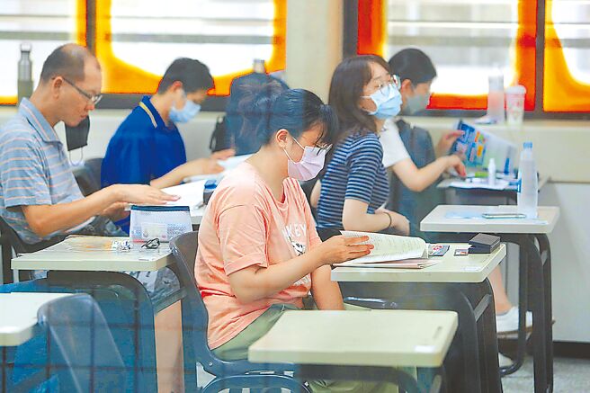 公职报考人数从2012年的高峰期至今大幅腰斩，图为去年「公务人员高等考试三级考试暨普通考试」，考生在考场教室自习，做最后衝刺。（本报资料照片）