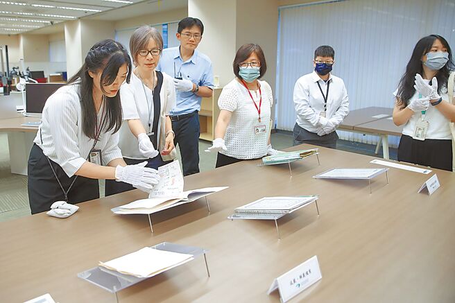 国民党立委纷纷提出《国家机密保护法》修正草案，希望将一般公务机密文书法制化，避免政府滥用行政规则延长解密时程。图为今年国发会檔案管理局人员整理政治檔案相关歷史文件。（本报资料照片）