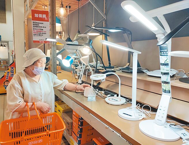 台湾首批碳权预计将在10月初上架，据了解，将是更换节能灯具、沼气发电等抵换类型的碳权。图为民眾前往卖场选购灯饰。（本报资料照片）