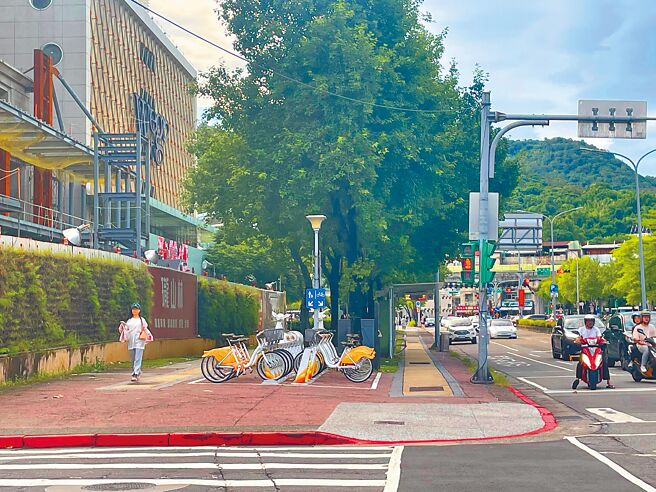 學者建議，台北市府要擴大自行車道配置，並和其他公共運具整合。（劉彥宜攝）