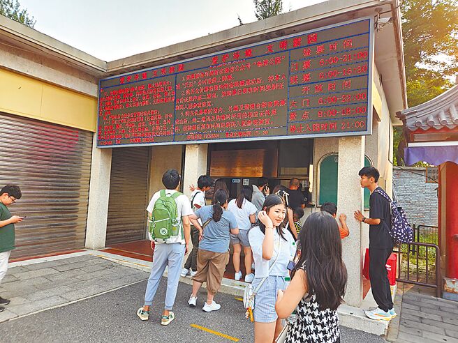 北京、上海、杭州等多地相继取消旅游景区预约限制，力求衝刺观光。图为已取消网路实名预约限制的北京天坛公园，现场购票的民眾中不乏外国人。（陈冠宇摄）