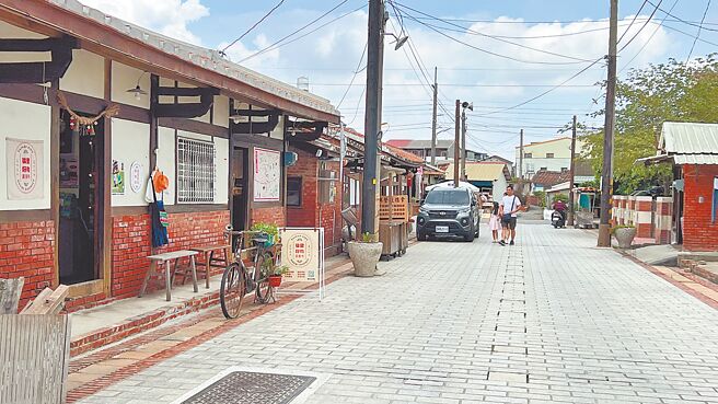 台南市後壁區菁寮老街上許多商家是凱米颱風的淹水受災戶，28日即使有些商家恢復營業，但整條老街空蕩蕩，遊客稀落。（張毓翎攝）