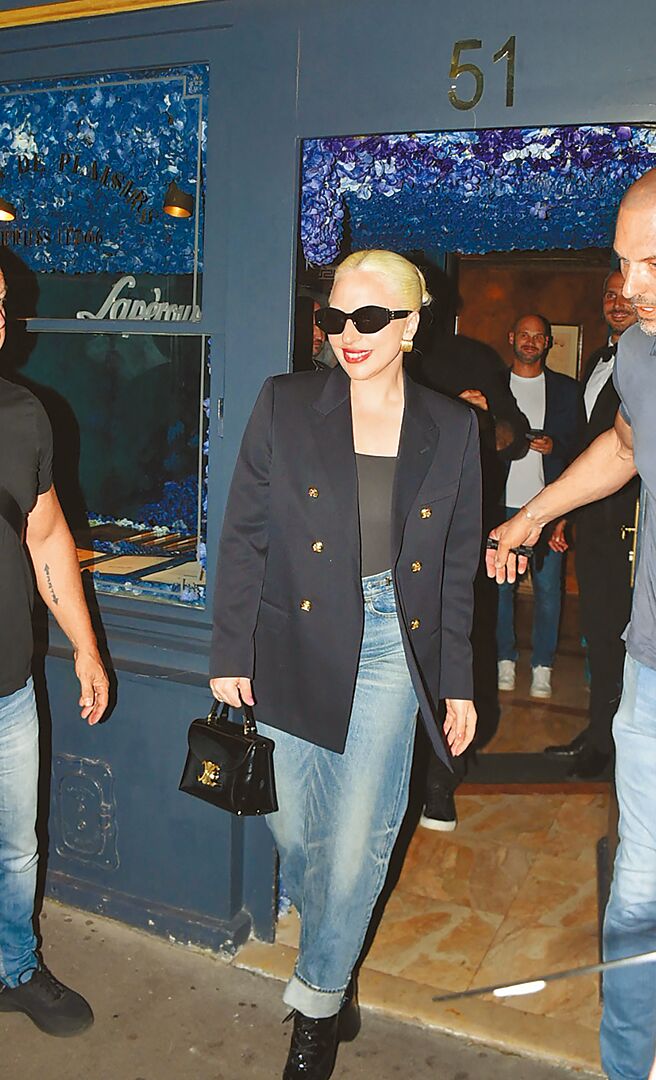 女神卡卡手拎Celine最新冬季包款，一身復古法式造型頗有看頭。（Celine提供）