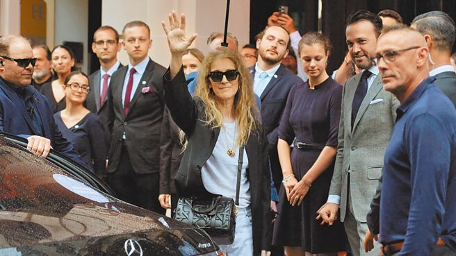 天后席琳狄翁一身輕鬆造型，背上還未曝光的秋冬新款Dior Groove包向民眾致謝。（路透）