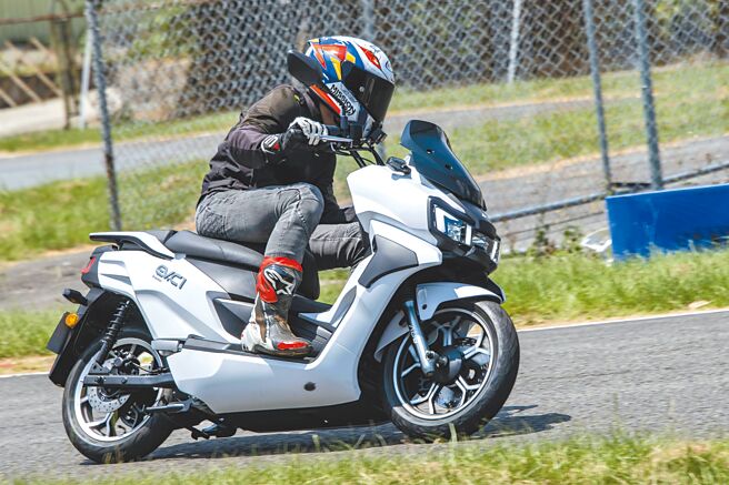 宏佳騰電動潮流跑旅EV-C1，售價12 萬4980元。（陳大任攝）