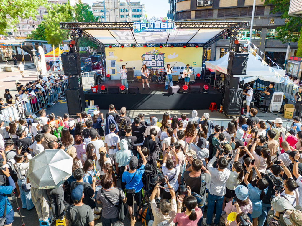 「2024混東區潮 FUN 夏日趴」於大安路一段舉行封街演唱會，現場歡呼聲不斷。(圖/永慶房屋提供)