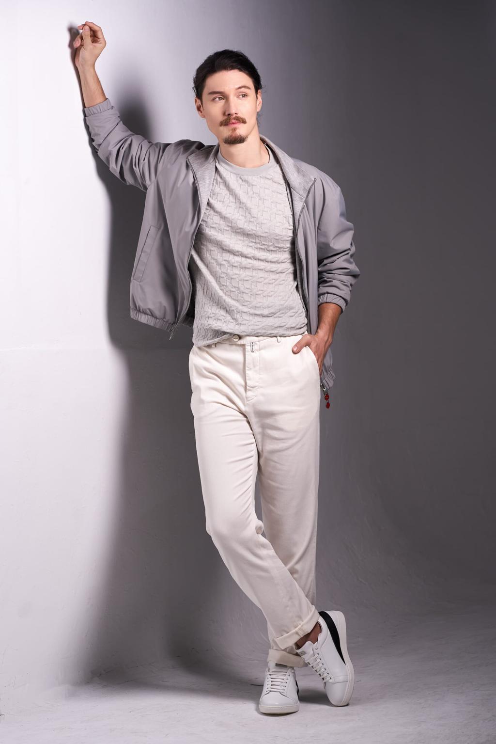 .周厚安在《聽海湧》裡飾演國際法庭中的澳洲檢察官，該劇將在8月17日起，每週六在公視頻道播出。（攝影/ JOJ PHOTO、服裝/Kiton）