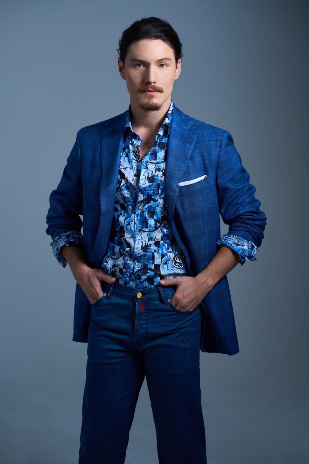 周厚安笑說自己私下邋遢，應該要天天穿得像這樣，並透露發現自己很適合正裝。（攝影/ JOJ PHOTO、服裝/Kiton）