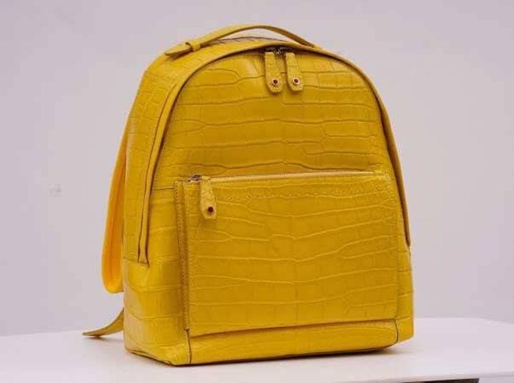 Kiton鵝黃鱷魚皮革背包包，204萬6400元。（Kiton提供）