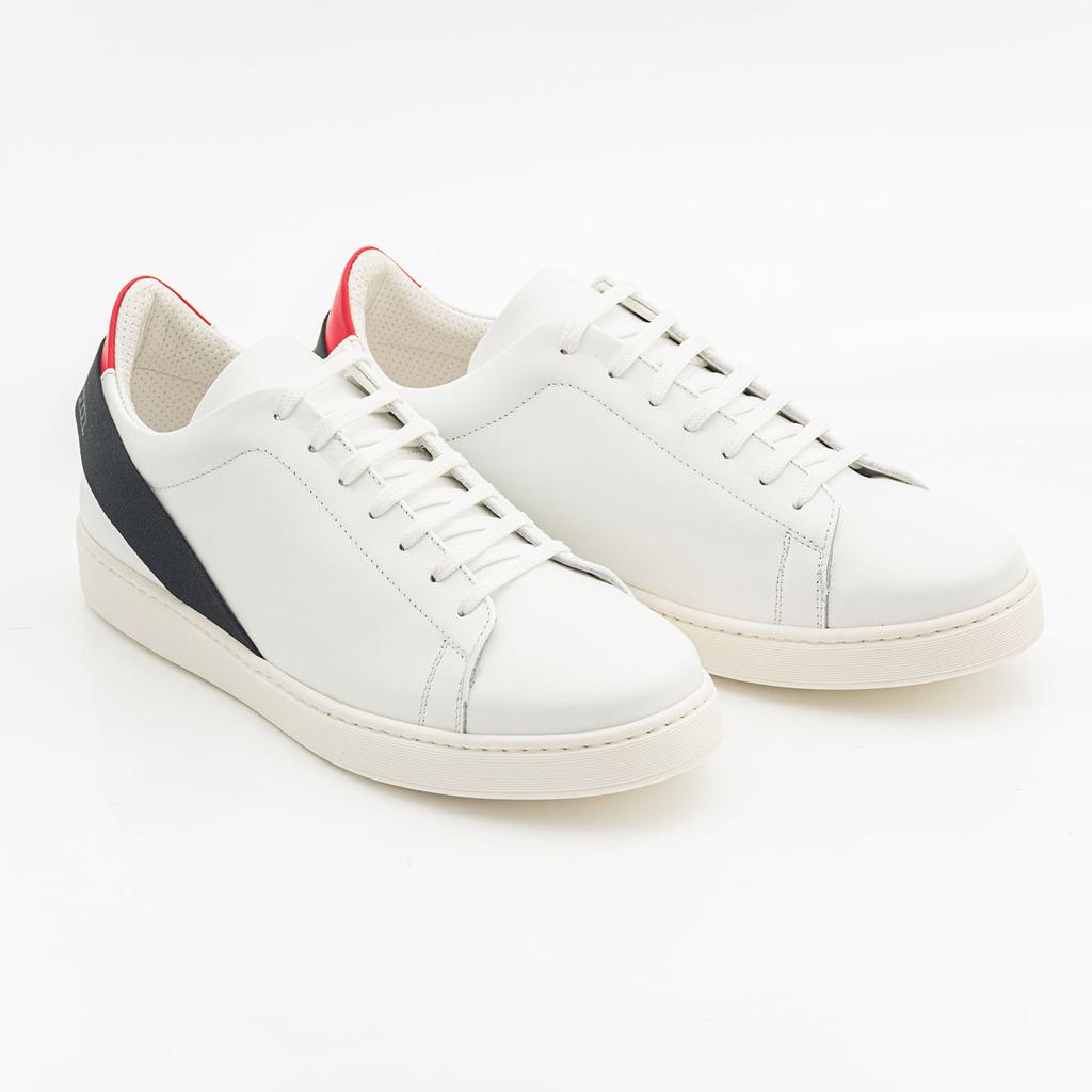 Kiton字樣織帶球鞋子，3萬3700元。（Kiton提供）