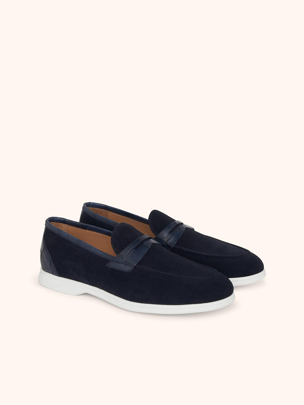 Kiton深藍麂皮拼接鱷魚皮樂福鞋子，5萬4800元。（Kiton提供）