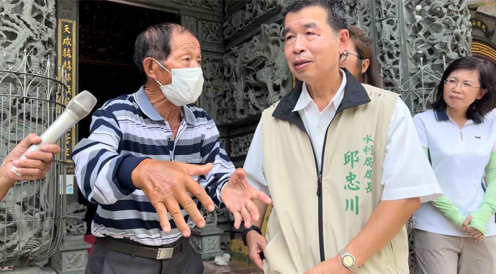 台南市政府水利局局長邱忠川（中）親自到場說明相關工程搶修情況，以及聆聽鄉親的心聲。（張毓翎攝）