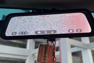 汽車電子後視鏡一片雜訊！火大下車被一幕驚呆 4千人笑翻