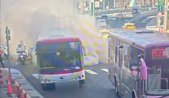 疑引擎過熱！北市公車「突冒濃煙」吞沒中正橋 有驚無險  