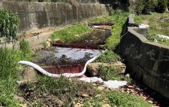 桃園倉儲大火染紅溪水 殃及周邊農民300斤魚群暴斃