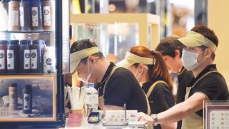 打工妹眼紅同學月入20萬 沒錢為何要生！悲歎窮是原罪