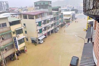 凱米襲台首日放颱風假遭質疑 陳其邁解惑：聽AI的話