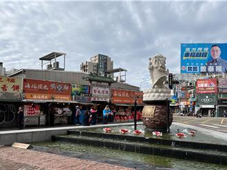 黑衣男無聊當有趣！爬上新竹都城隍廟龍鯉雕像 警方要處理了