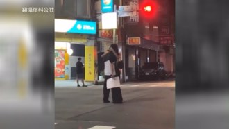 北市男女街頭「路中央」狂吻 警：此行為可開罰300元