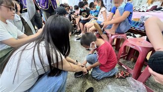 凯米颱风后北台南家扶中心获捐442双鞋 温暖受灾孩童