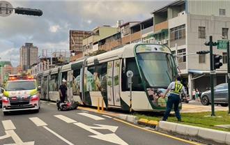 高雄輕軌接連遭撞！ 違規左轉機車騎士倒地受傷