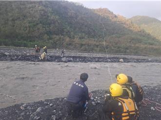 屏東男子受困瓦魯斯溪沙洲　救難人員拋繩槍救援