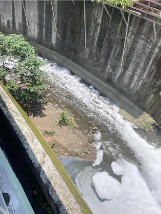 太平溝渠變泡泡河 台中環保局揪1工廠非法排放