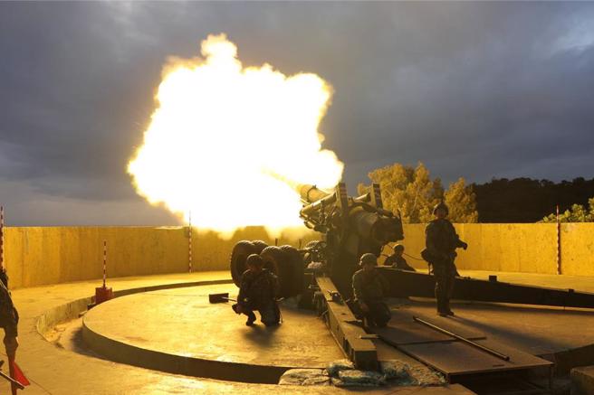 马祖防卫指挥部24日举行汉光40号演习，并以火力实施联合实弹射击为主演习。（马祖防卫指挥部提供）