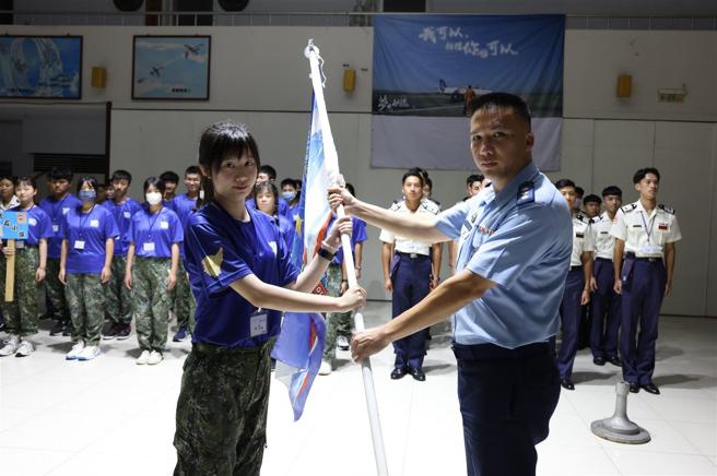 「航空战斗营」开训典礼由空军官校政战主任高上校主持，授予精神旗帜。（记者袁铭骏摄）