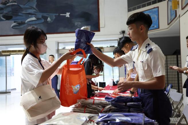 学员在小队干部及队辅欢迎下完成小队编组、领取队服及个人装备。（记者袁铭骏摄）