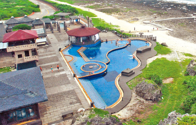 一名男子到绿岛打工换宿，突然发文坦承性骚女性。示意图为绿岛朝日温泉。（资料照）