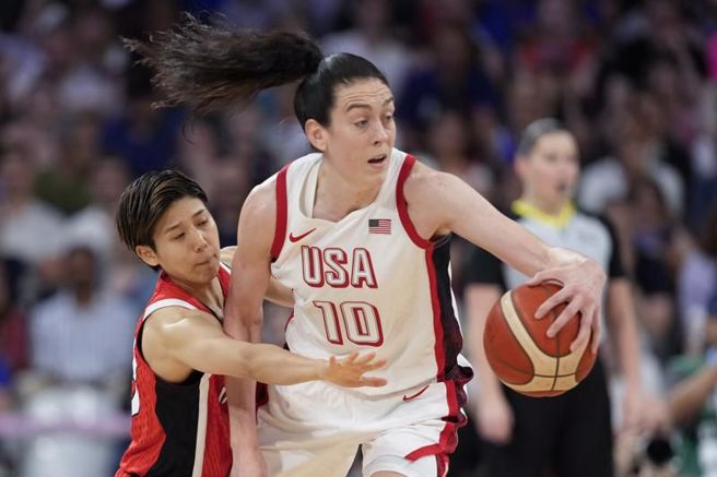 日本女将町田瑠唯(左)对抗美国前锋史都华。（美联社）