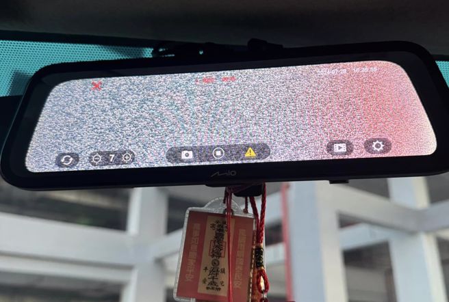 網友近日開車時，發現電子後視鏡顯示一片雜訊，以為設備出現損壞，開走才發現竟是後方牆壁材質惹的禍。（圖／翻攝自「爆廢1公社」臉書）