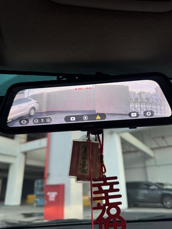 網友近日開車時，發現電子後視鏡顯示一片雜訊，以為設備出現損壞，開走才發現竟是後方牆壁材質惹的禍。（圖／翻攝自「爆廢1公社」臉書）