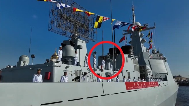 焦作舰舰桥上的多组新式装置（红圈处）引起外界关注。（图 / 取自微博）